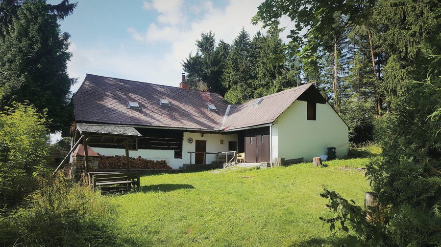 Roubenka v létě, velká zahrada a smrky