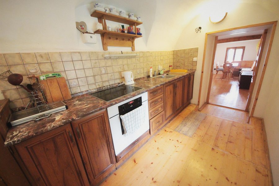 Dřevěná kuchyňská linka s troubou a policí na koření