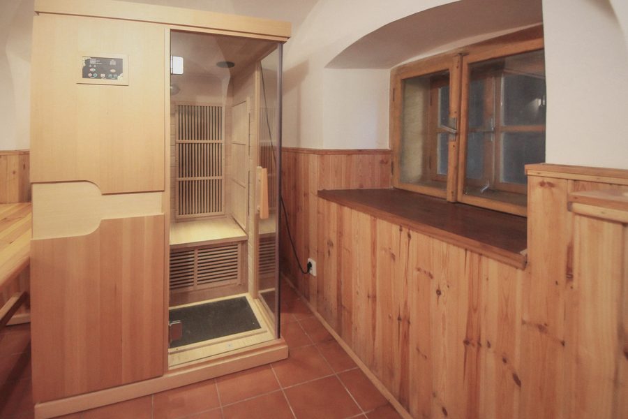 Dřevěná infrasauna v ložnici v přízemí
